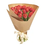 Букет из 35 красных тюльпанов в крафте